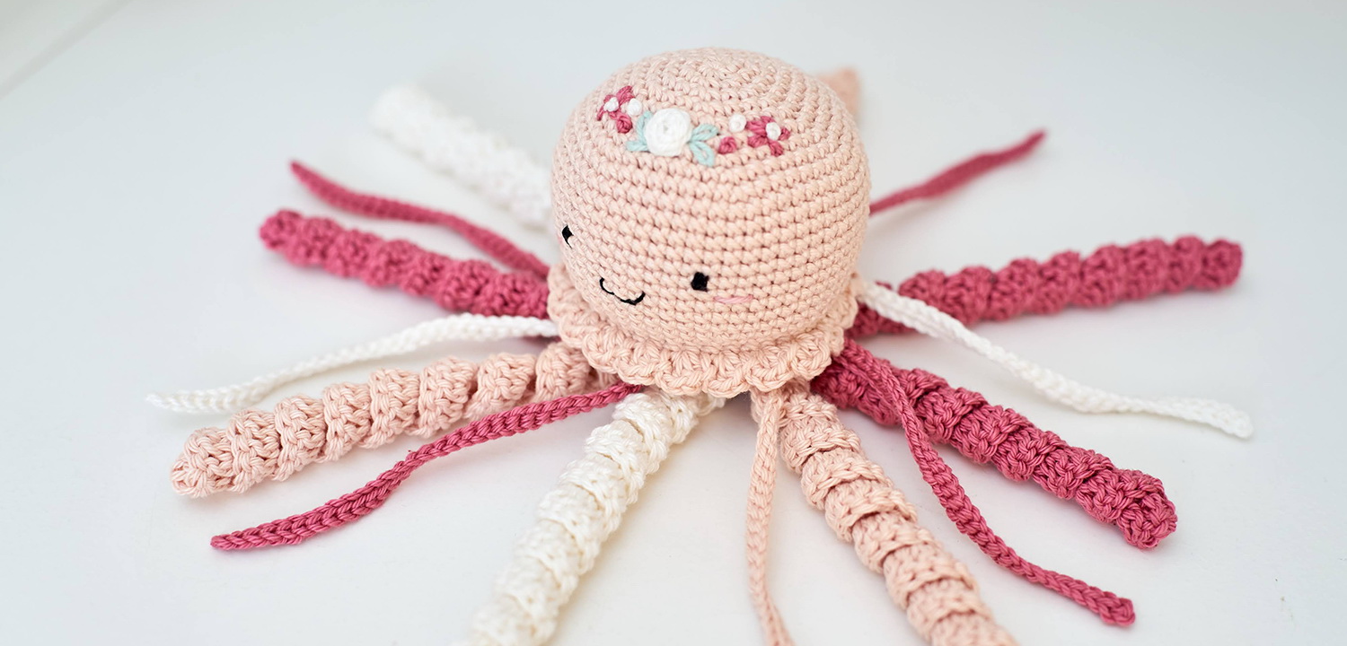 Horgolt KÖZEPES polip virághímzéssel