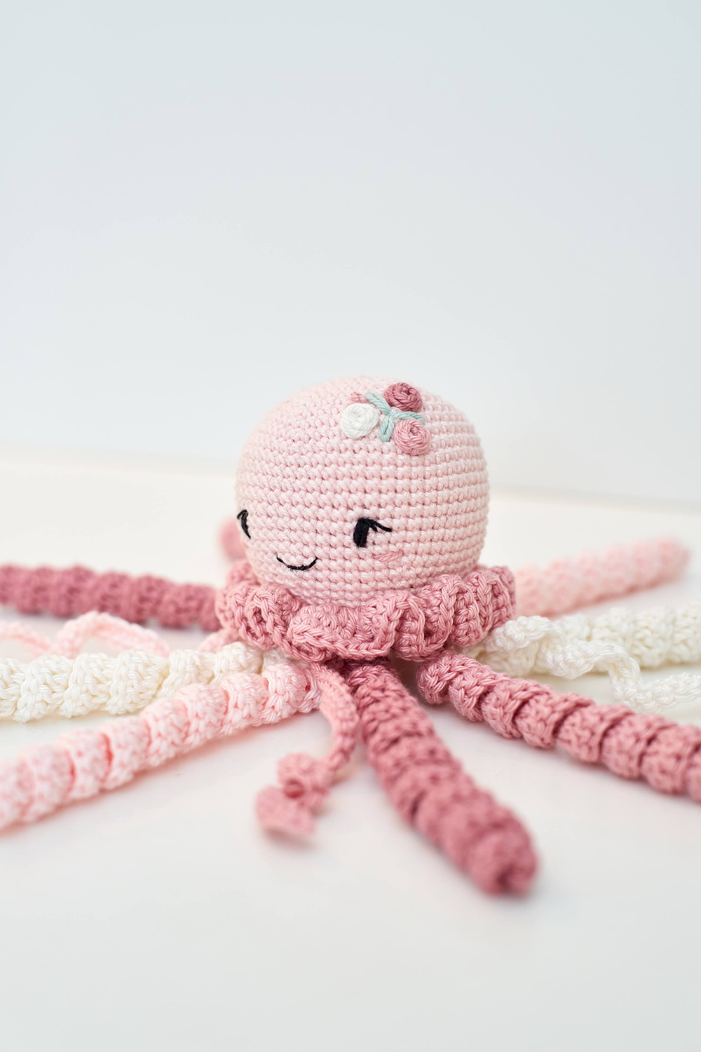 Horgolt KÖZEPES polip virághímzéssel - akár babazoknival