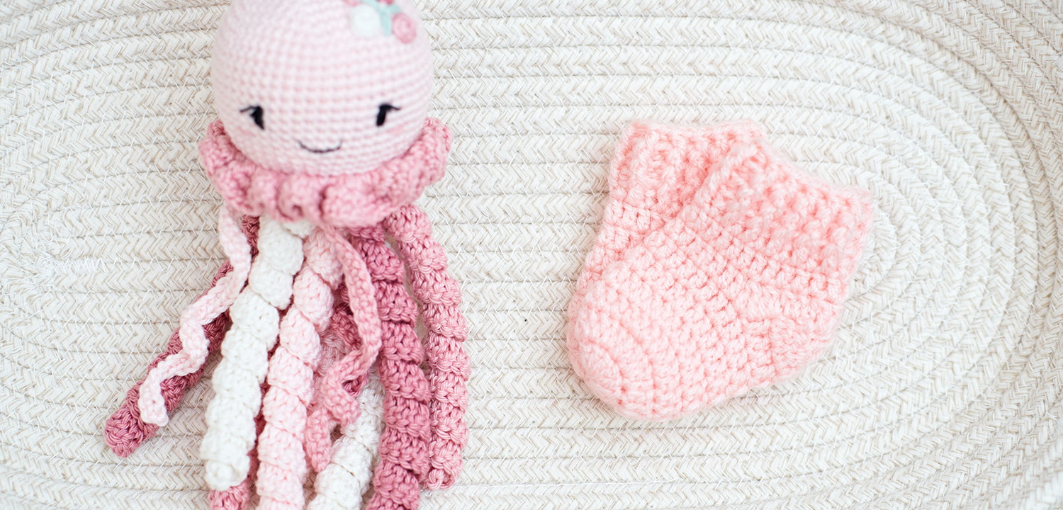 Horgolt KÖZEPES polip virághímzéssel - akár babazoknival