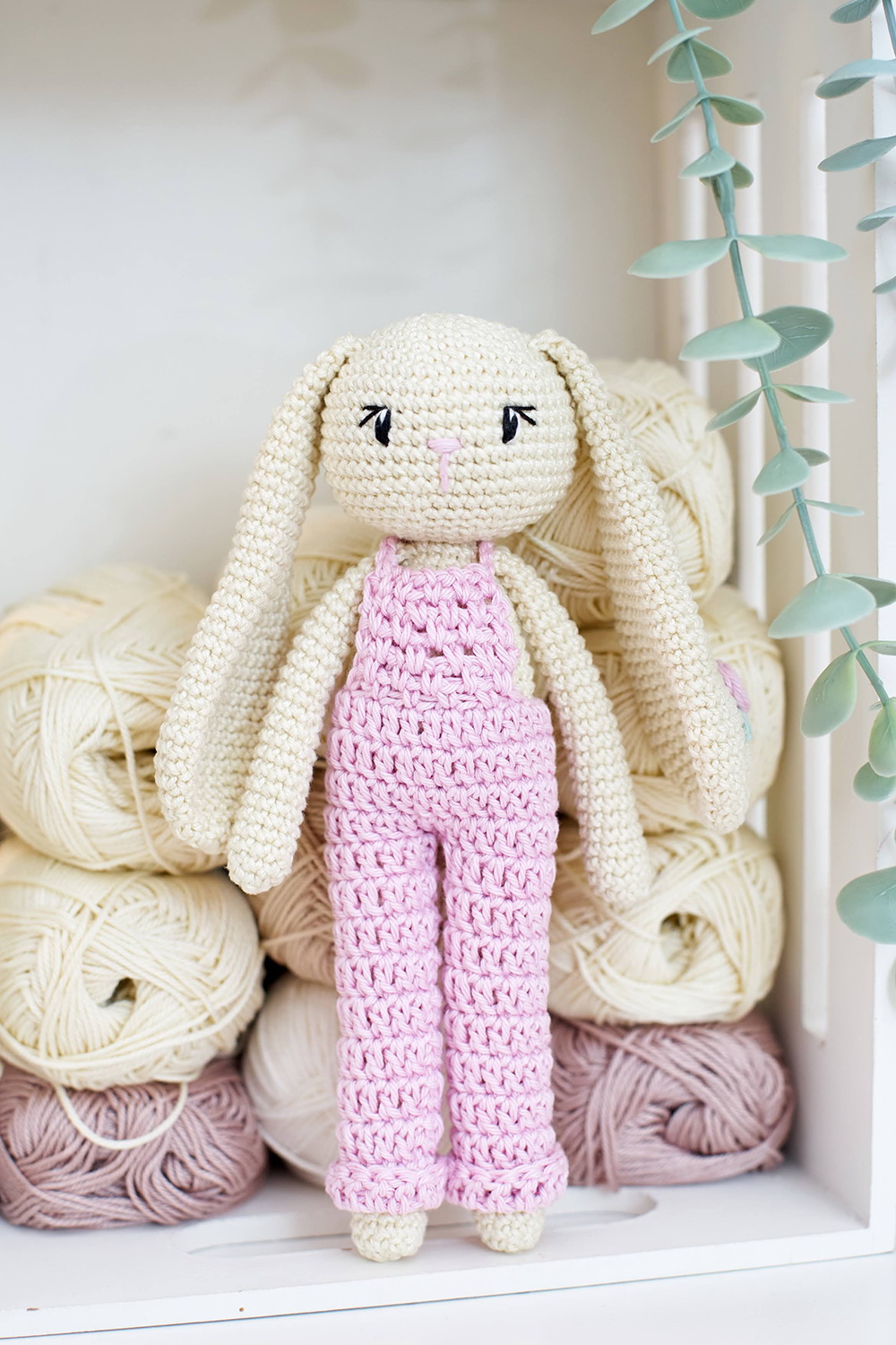 Horgolt nyuszi lógó fülekkel, virághímzéssel