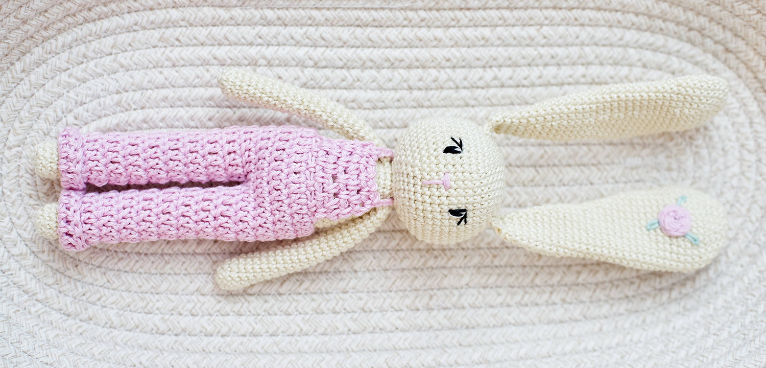 Horgolt nyuszi lógó fülekkel, virághímzéssel