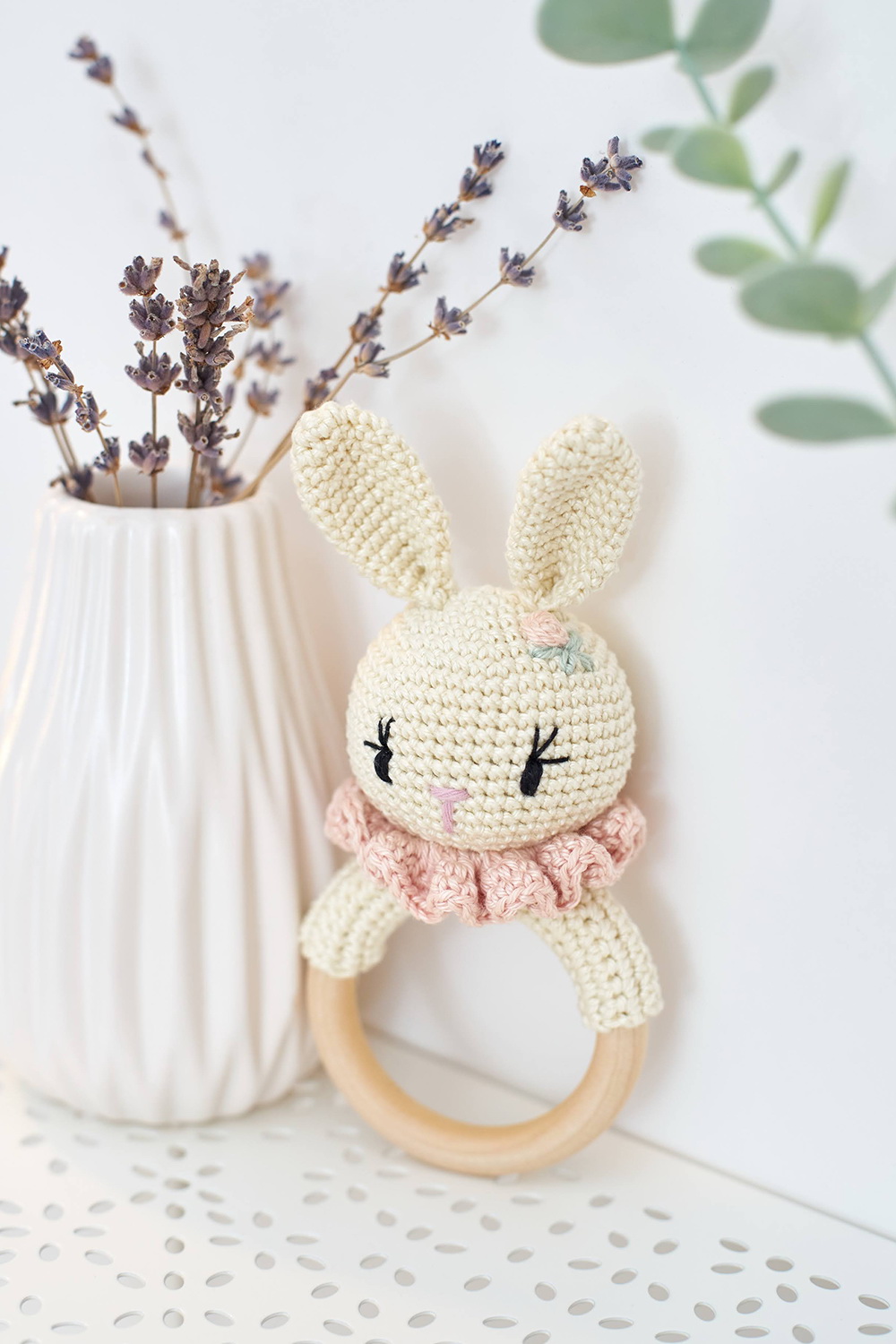 Horgolt nyuszi rágóka minimál virághímzéssel