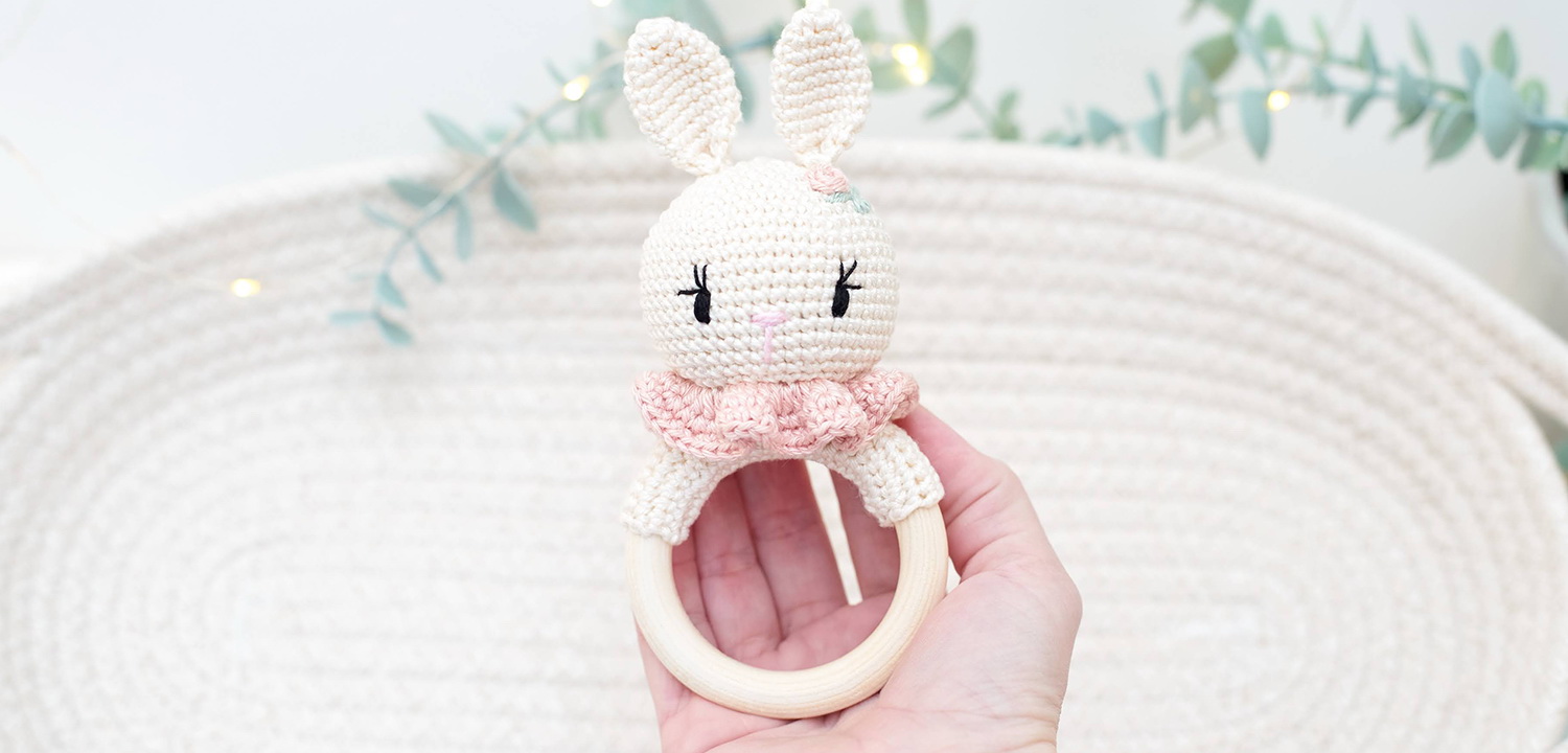 Horgolt nyuszi rágóka minimál virághímzéssel