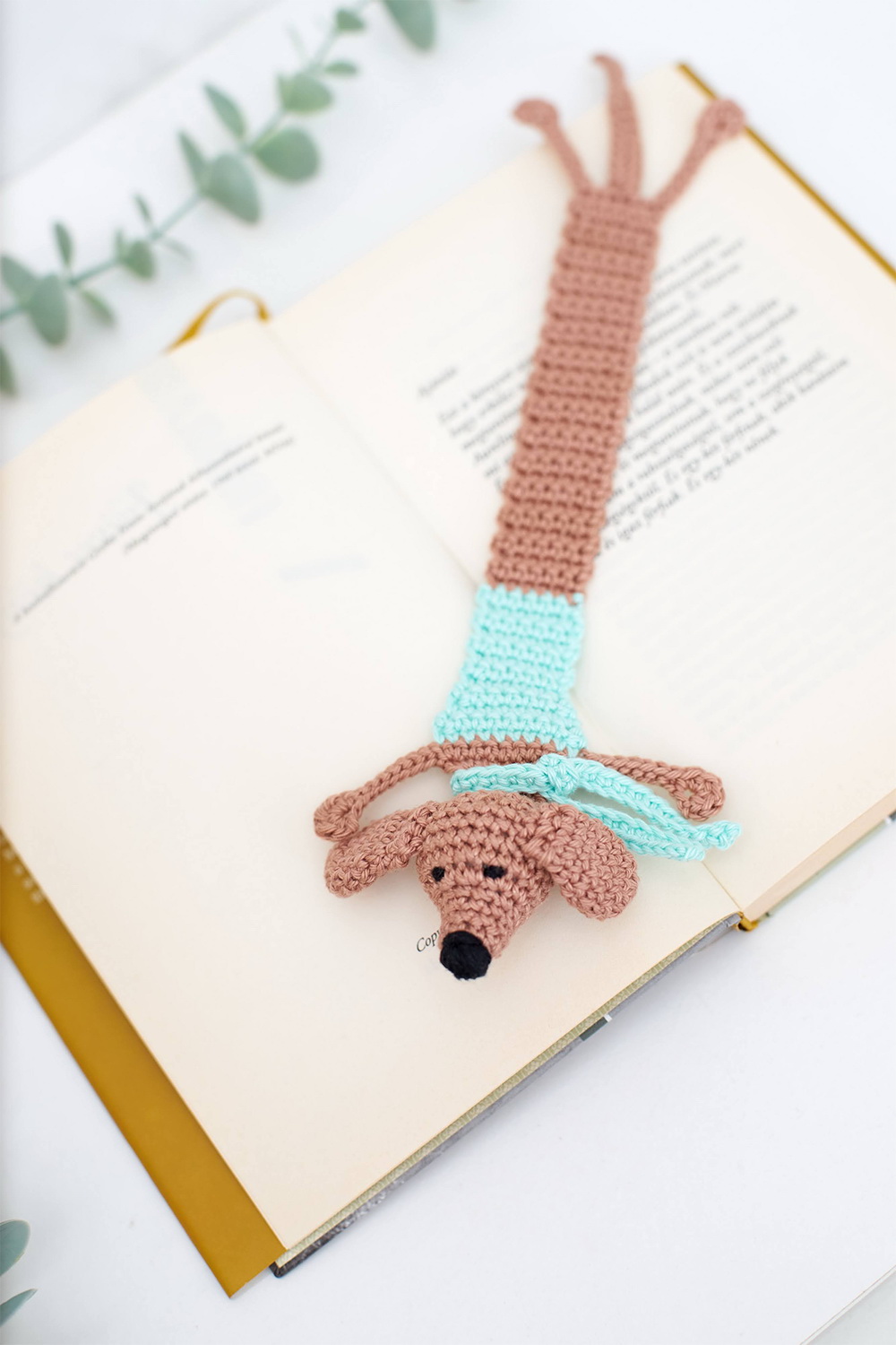 Horgolt pulóveres TACSKÓ könyvjelző