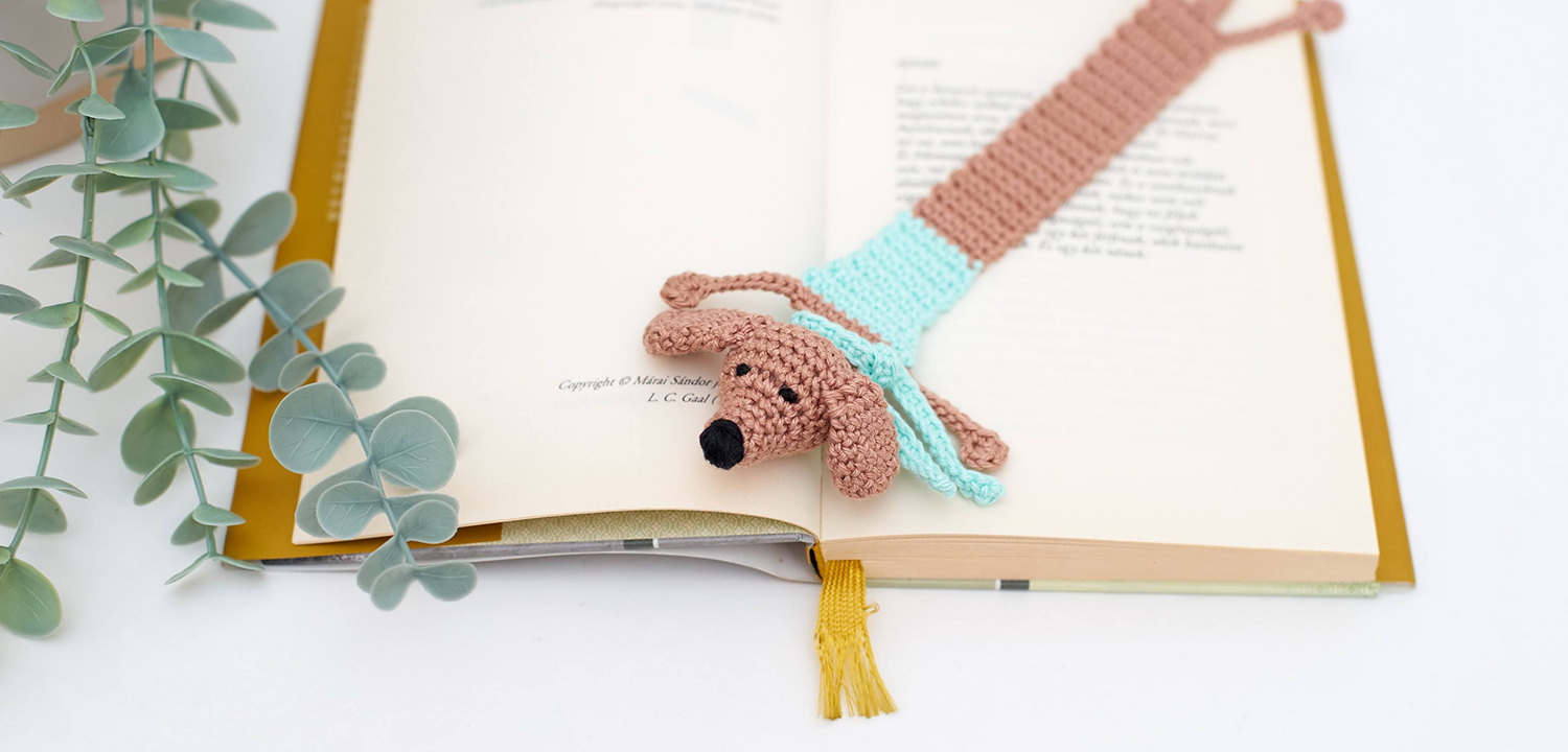 Horgolt pulóveres TACSKÓ könyvjelző