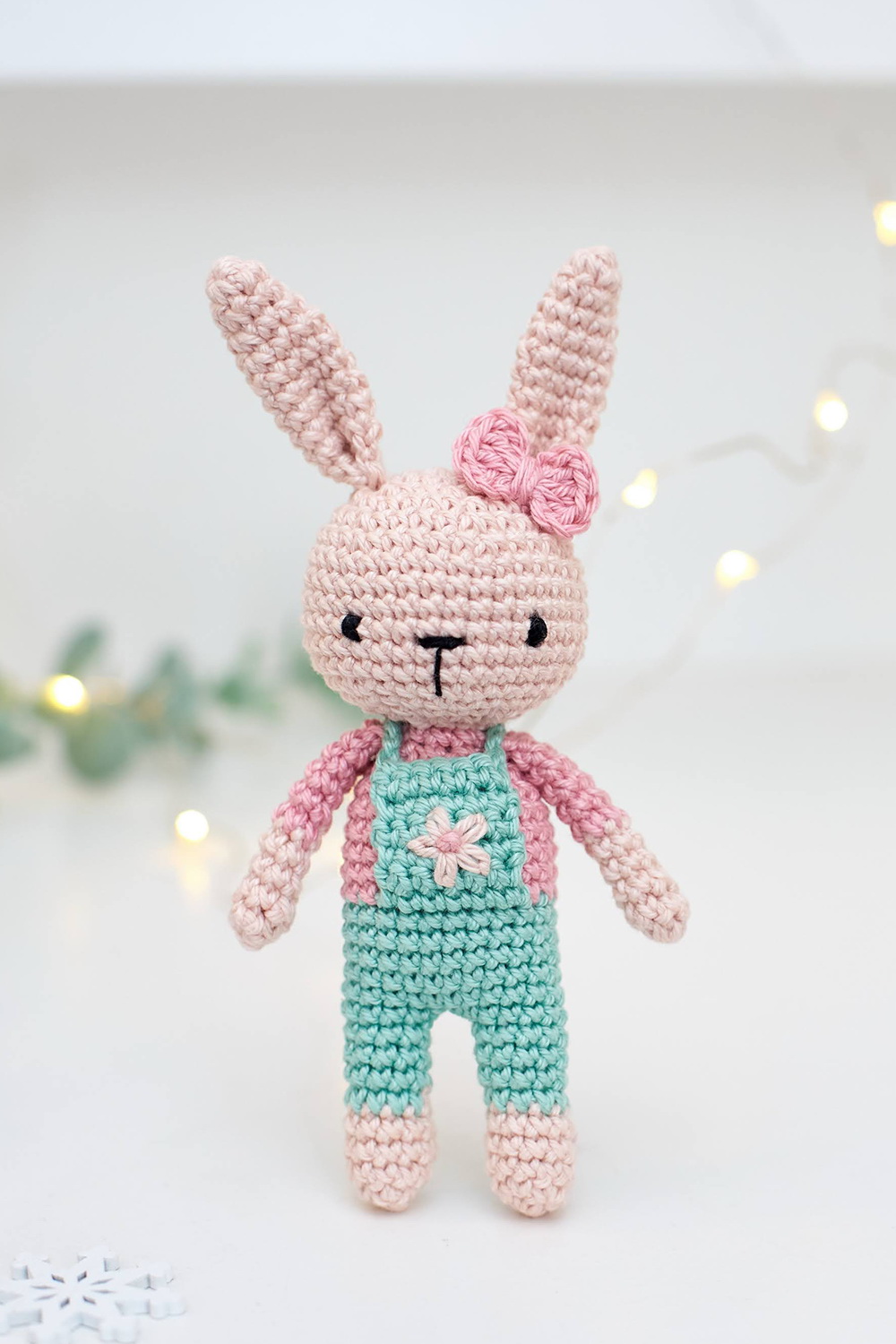 ZsebAmara - horgolt MINI kertésznadrágos nyuszi, marokállatka