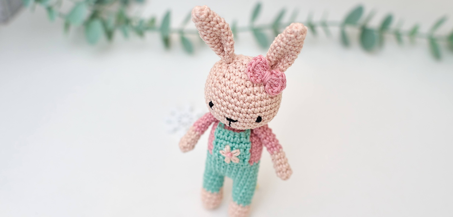 ZsebAmara - horgolt MINI kertésznadrágos nyuszi, marokállatka