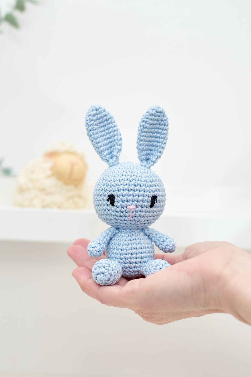 ZsebAmara - horgolt MINI ülő nyuszi marokfigura