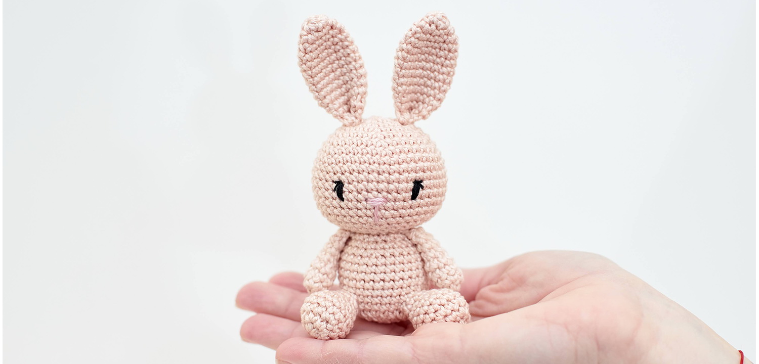 ZsebAmara - horgolt MINI ülő nyuszi marokfigura