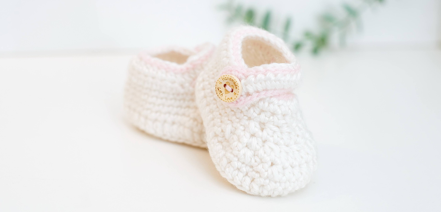 Horgolt fehér babacipő halvány rózsaszín szegéllyel