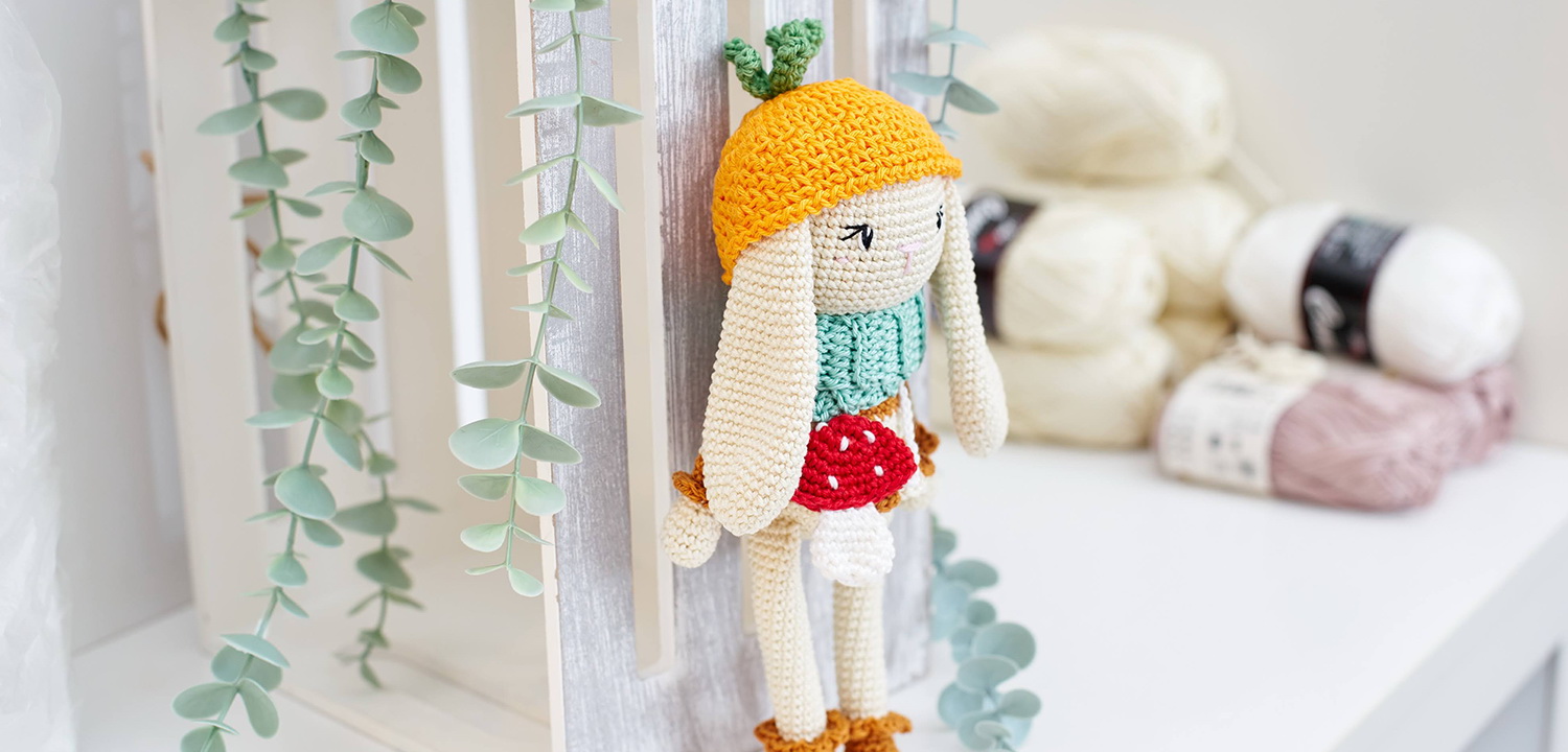 Őszi öltözetes horgolt nyuszi AJÁNDÉK gomba könyvjelzővel